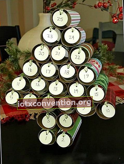 Julgranformad adventskalender gjord med numrerade toalettpapperrullar