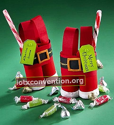 2 kleine Bonbonbeutel in Form einer Weihnachtsmannhose aus Toilettenpapierrollen