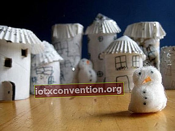 Villaggio in miniatura realizzato con rotoli di carta igienica dipinta di bianco e decorata