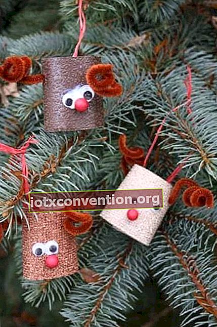 Appendini per decorazioni per alberi di Natale realizzati con rotoli di carta igienica
