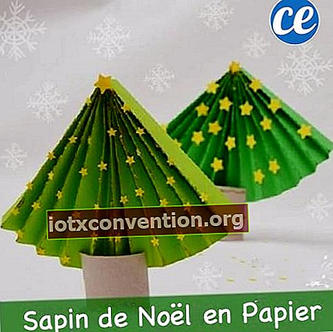 2 alberi di Natale realizzati con rotoli di carta igienica dipinti di verde e decorati con motivi a stella