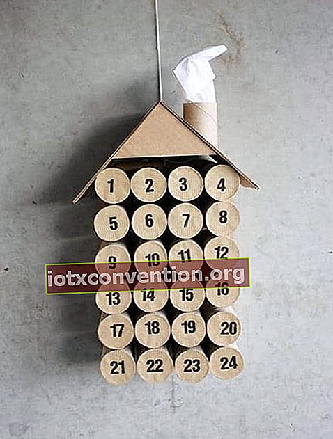 Kalender Advent berbentuk rumah dibuat dengan gulungan kertas toilet yang direkatkan dan diberi nomor