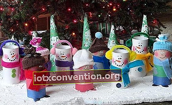 Scena natalizia con personaggi e pupazzo di neve realizzata con rotoli di carta igienica