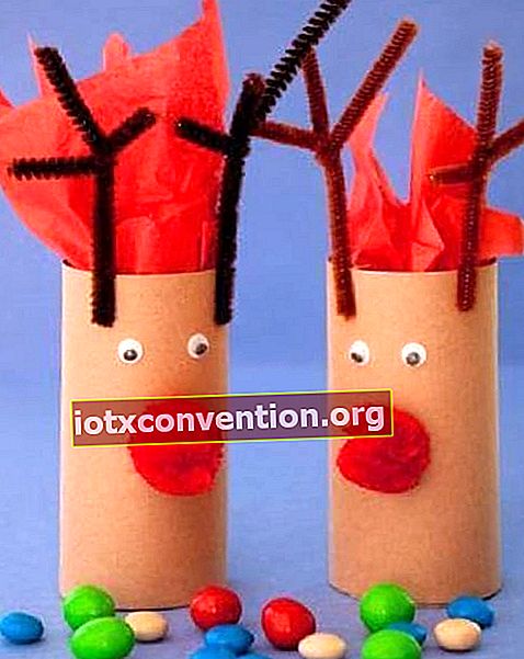 2 rusa Krismas dibuat dengan 2 gulungan kertas tandas dan kertas krep
