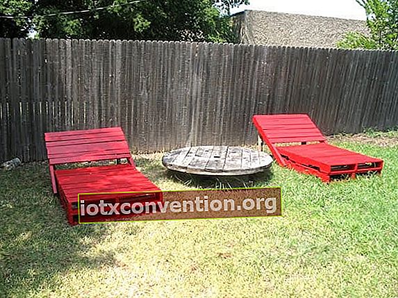 kerusi rehat merah yang diperbuat daripada kayu palet di taman