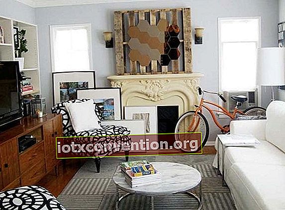 ruang tamu modern dengan cermin sarang lebah diletakkan di atas palet