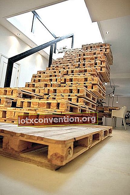大きなパレットの木製階段