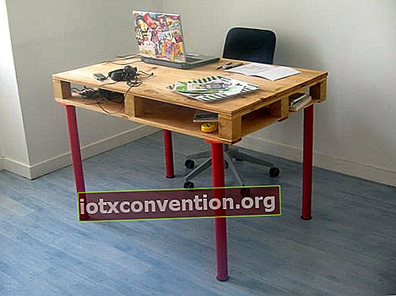 meja kayu khas di kaki merah palet