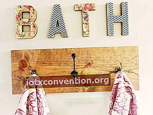 Tip penyimpanan: daur ulang rak mantel tua menjadi rak handuk untuk dekorasi kamar mandi vintage