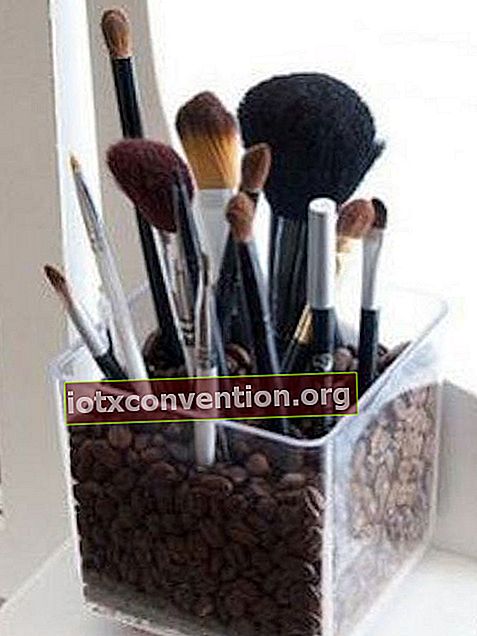 Bewahren Sie Make-up-Pinsel in einem Behälter mit Kaffeebohnen auf