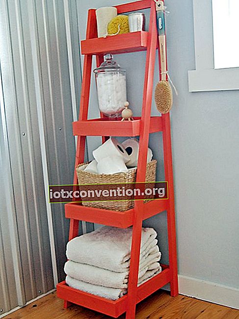 Återvinn en trappstege för att dekorera och förvara i badrummet