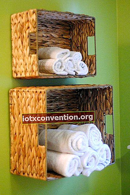 Suggerimento decorativo per la conservazione: appendi le scatole alla parete del tuo bagno per risparmiare spazio