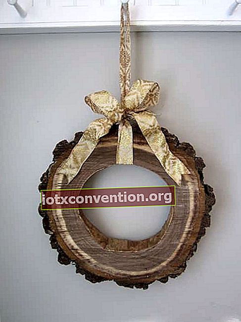Ghirlanda natalizia realizzata con un pezzo di legno