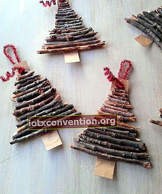 pokok cemara buatan sendiri kecil dengan kepingan kayu untuk Krismas