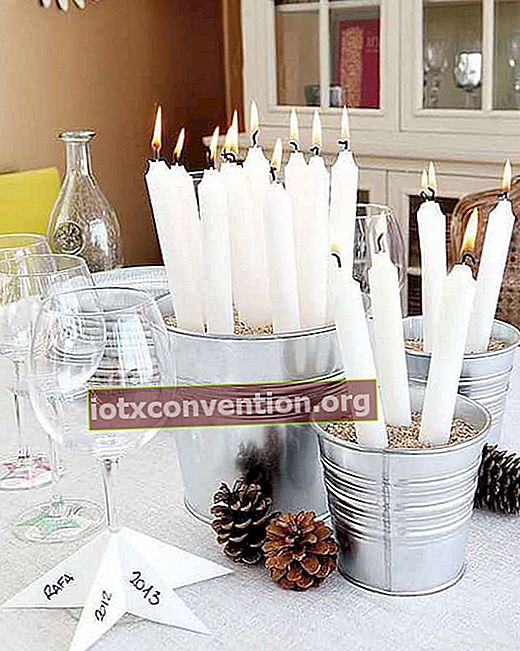 Zinkdichtung gefüllt mit weißen Kerzen für eine Weihnachtsdekoration
