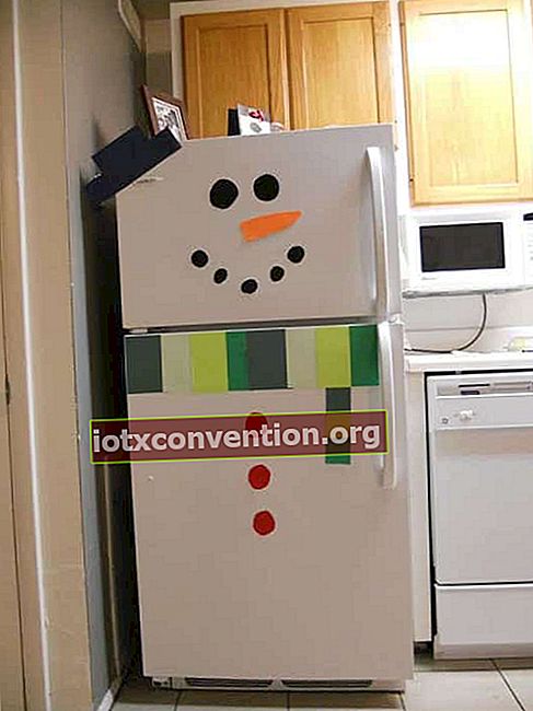 ein Kühlschrank als Schneemann dekoriert