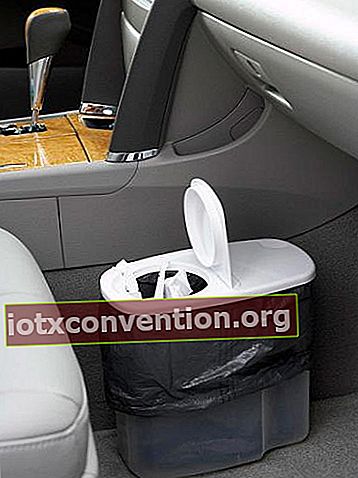 空のプラスチック製シリアルボックスは車のゴミ箱になります