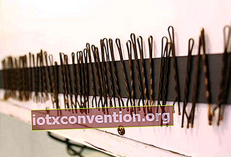 jalur pelekat magnetik akan membolehkan anda menyimpan jepit rambut anda