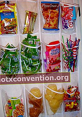 conservare gli snack in una scarpiera trasparente
