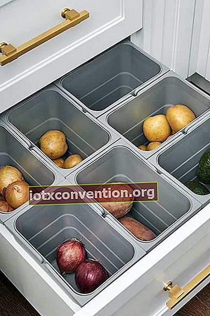 Gunakan tong sampah di dalam laci untuk menyimpan buah-buahan dan sayur-sayuran anda