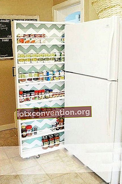 Suggerimento per conservare il cibo in scatola tra il muro e il frigorifero
