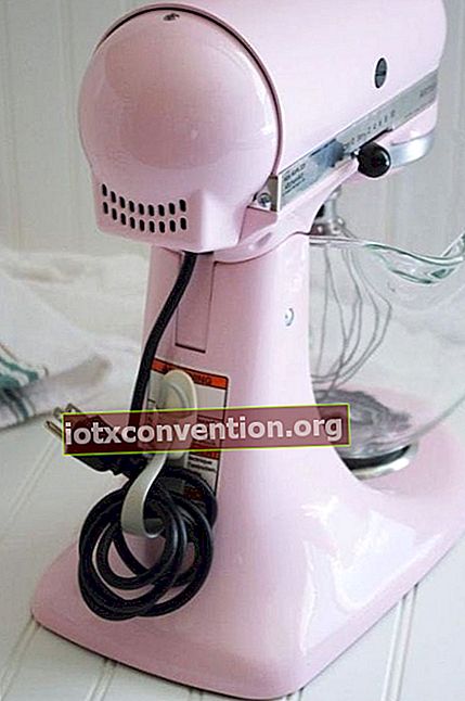 Alat rumah tangga berwarna pink dilengkapi dengan alat yang mempermudah penyimpanan kabel listrik