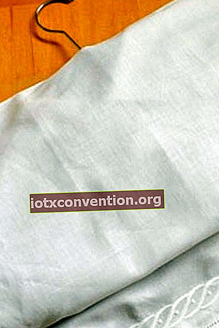 Sarung bantal dimasukkan ke dalam penyangkut baju untuk melindungi pakaian