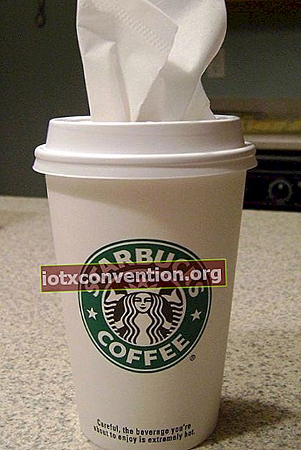 Tisu dimasukkan ke dalam cawan kopi