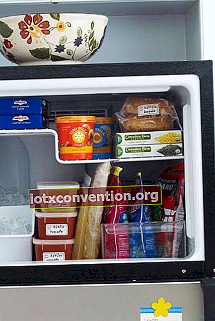 冷凍庫のさまざまなビンに保管されているいくつかの食品