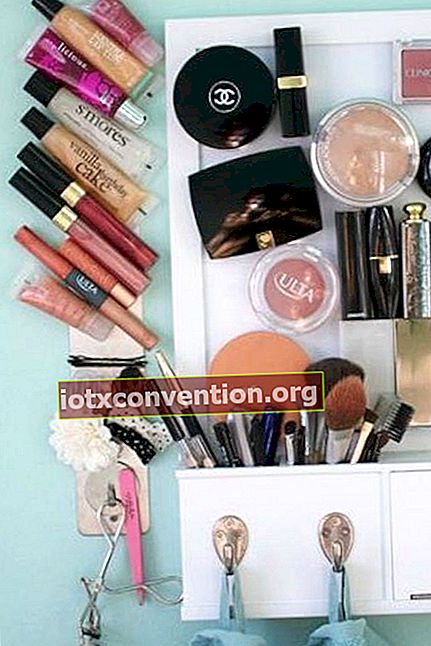 Mehrere Make-up-Paletten auf einer Magnettafel angeordnet