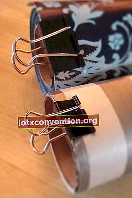 Binding clip yang berfungsi sebagai pemegang untuk membungkus gulungan