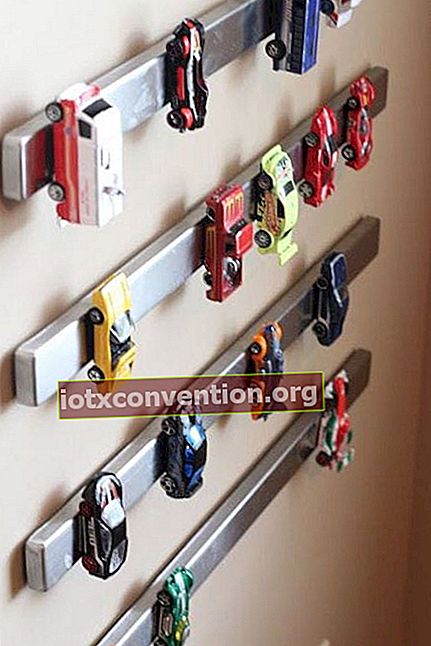 Tempat mainan dinding logam yang berfungsi sebagai pegangan untuk mobil mini