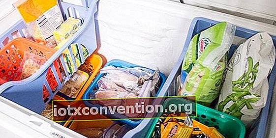 Beberapa tempat sampah freezer ditumpuk dalam satu freezer, memaksimalkan ruang