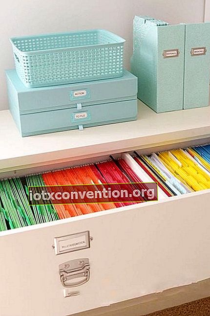 Laci terbuka yang berfungsi sebagai tempat penyimpanan kertas-kertas penting yang disusun berdasarkan warna