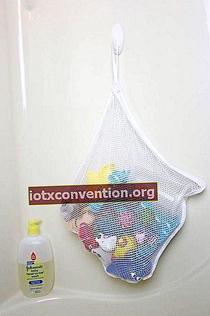 Tas berbahan jaring putih yang berfungsi sebagai tempat penyimpanan mainan mandi
