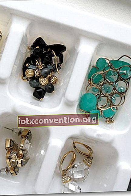 Diversi tipi di gioielli conservati in un vassoio per cubetti di ghiaccio