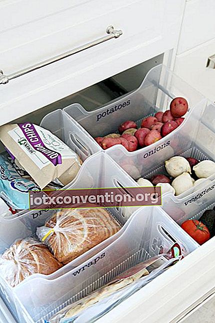 Mehrere transparente Behälter, die als Aufbewahrungsort für verschiedene Arten von Lebensmitteln dienen