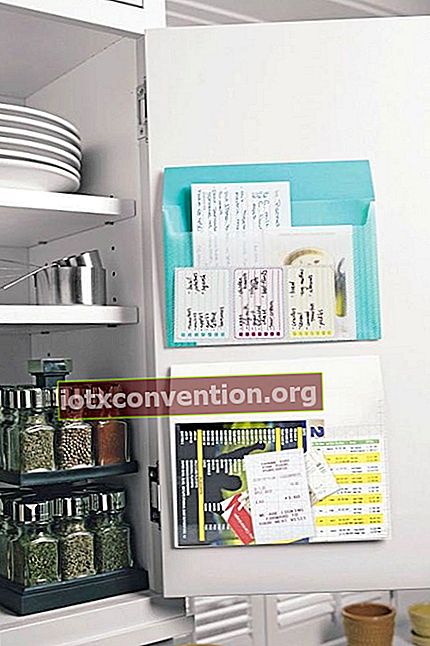 ショッピングリストや書類を保管するためのドアに収納付きの白いキッチン食器棚