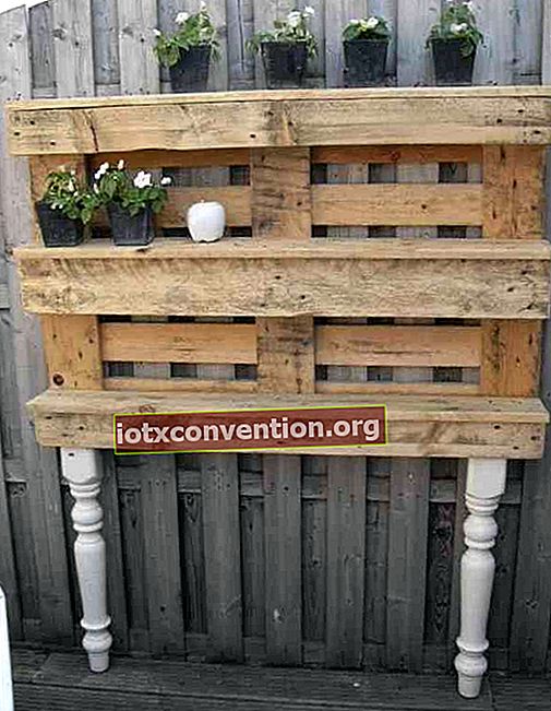 recyceln Sie eine Holzpalette im Gartenregal