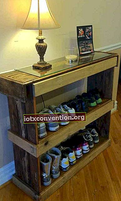 mendaur ulang palet kayu dalam penyimpanan sepatu
