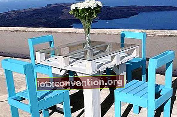 테이블과 의자에 나무 팔레트 재활용