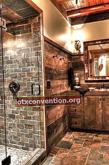 rustikales Badezimmer aus Holz und Stein