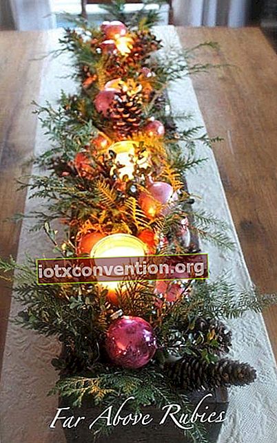 Tisch mit mehreren Kerzen und Ornamenten