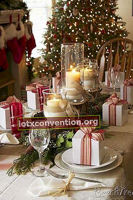 Tisch mit mehreren gefälschten Geschenken auf den Tellern dekoriert