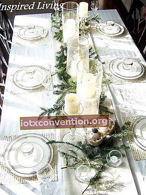 Tisch nur mit weißen Dingen dekoriert