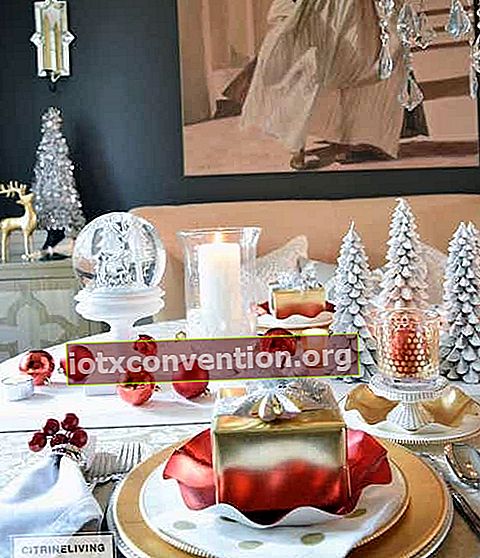 Tavolo pieno di ornamenti