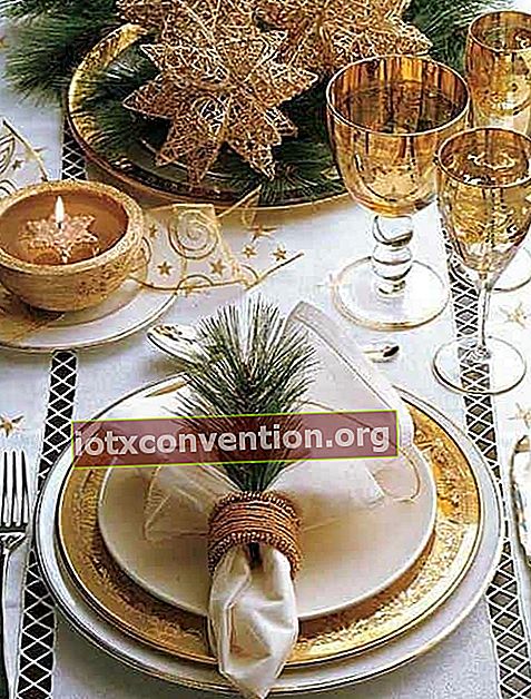 Tisch mit goldener Dekoration gefüllt