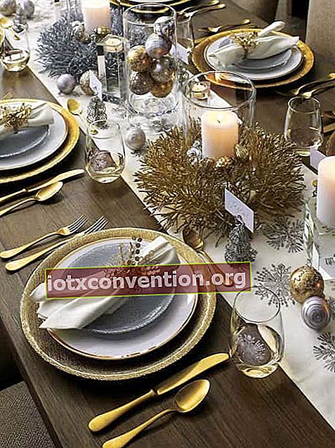 Tisch mit mehreren goldenen Ornamenten verziert