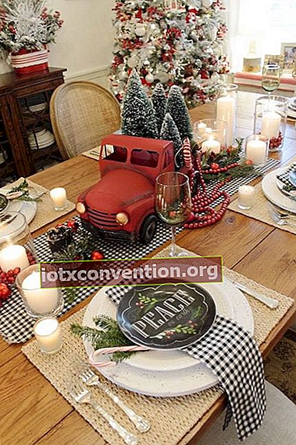 Trak merah miniatur di tengah meja