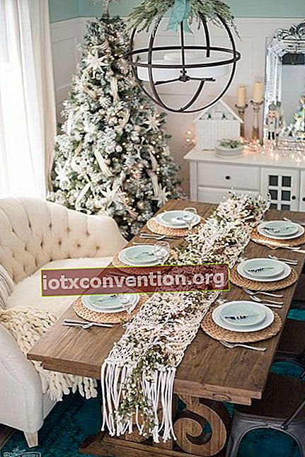 Tisch komplett zu Weihnachten dekoriert